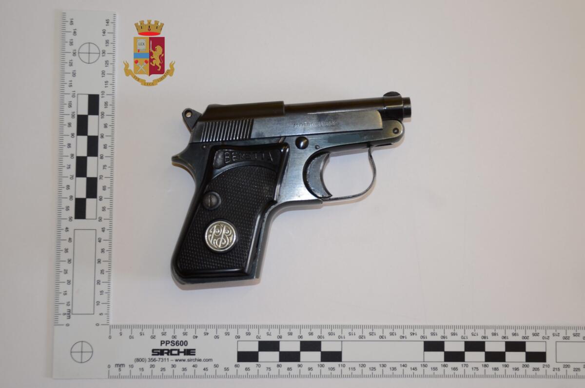 In centro storico con pistola rubata - 