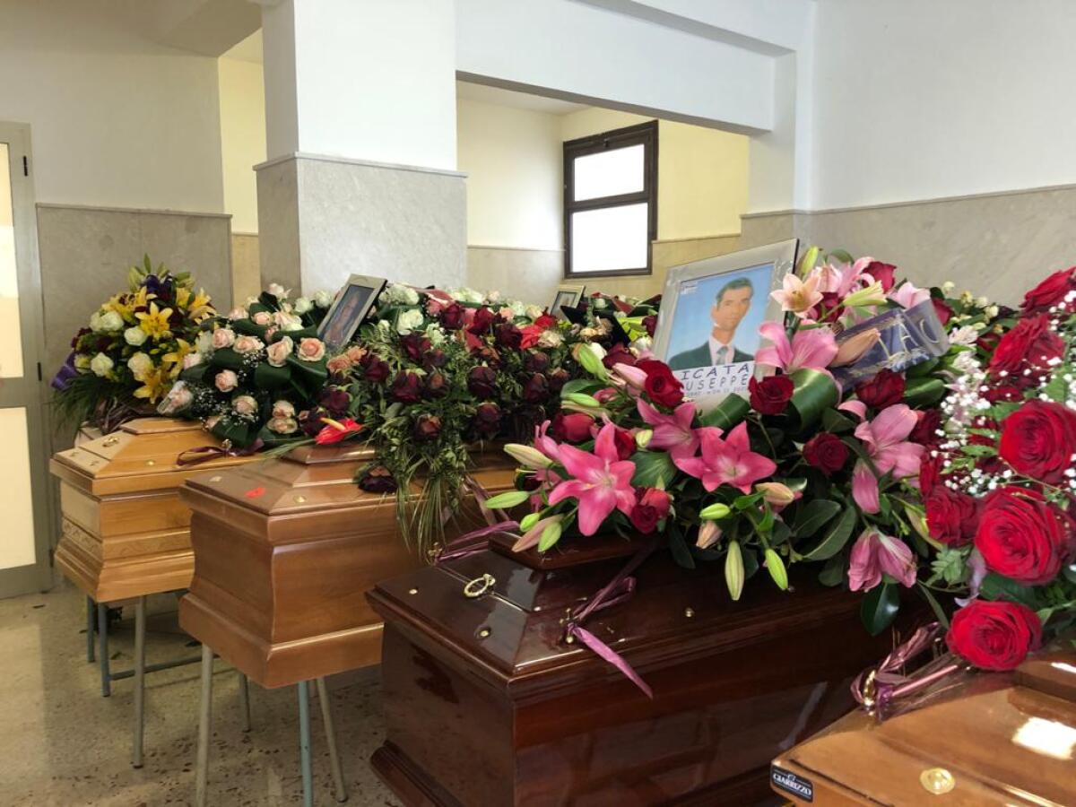 Verso le estumulalazioni al cimitero monumentale -