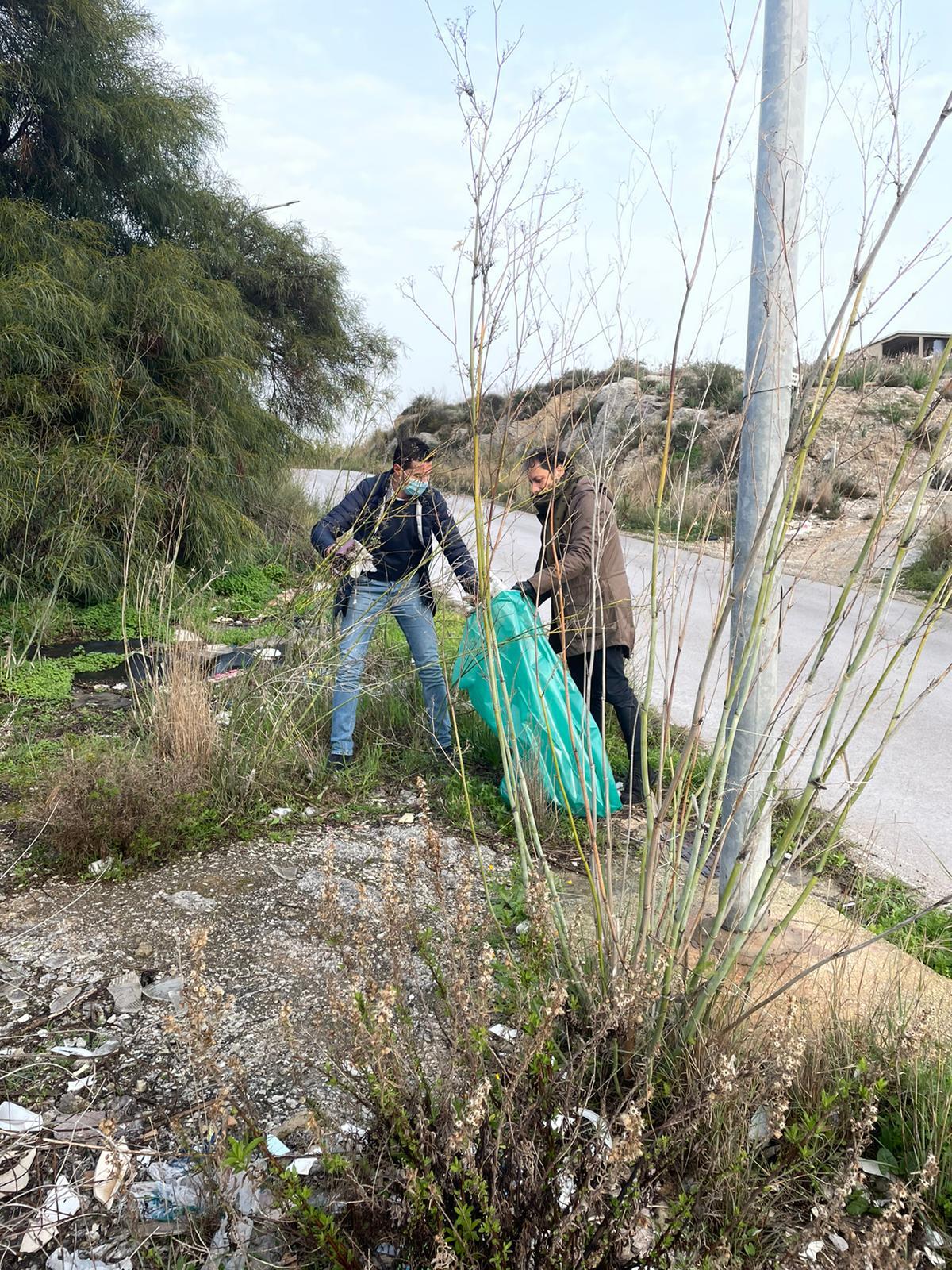 Consigliera Morselli e assessori puliscono discarica - 
