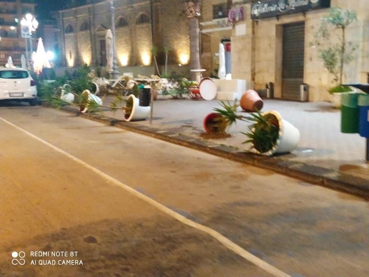 Gela, rovesciati arredi al centro storico -