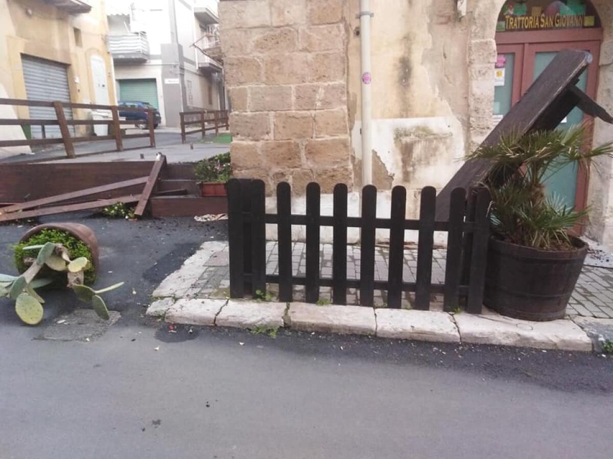 Gela, altro raid vandalico in centro ed il sindaco accusa la sanità - 