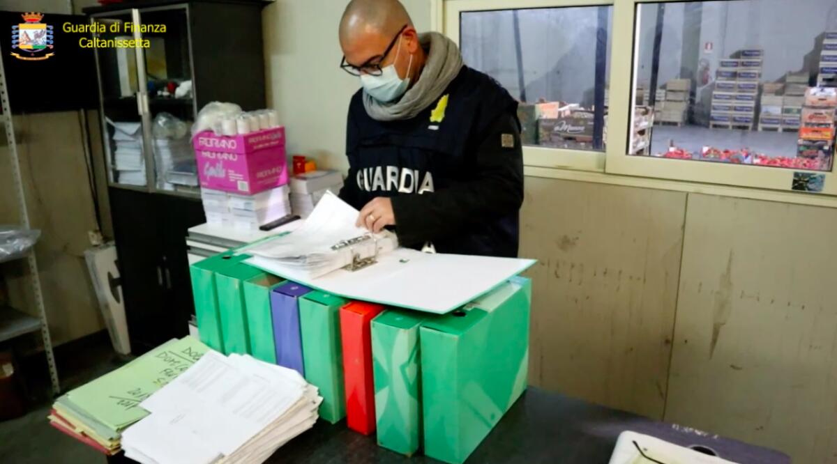 Gela, domiciliari per Domicoli e guai per figlia e dipendente -
