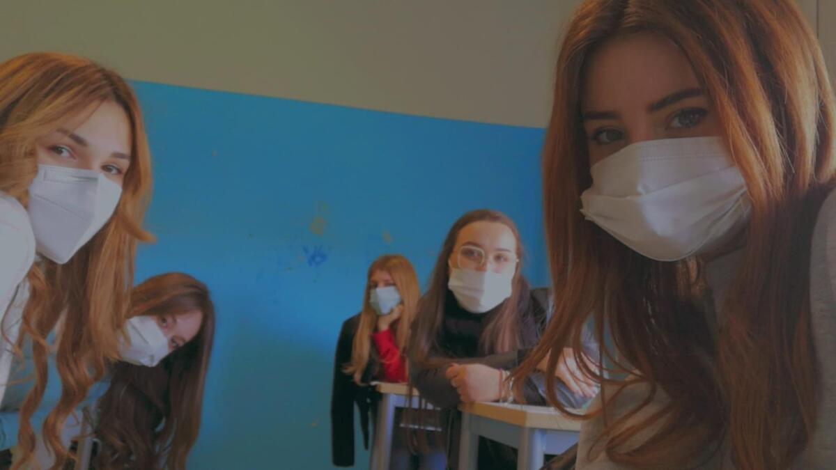 Scuole superiori, si riparte. Il “primo” giorno tra selfie e mascherine - 
