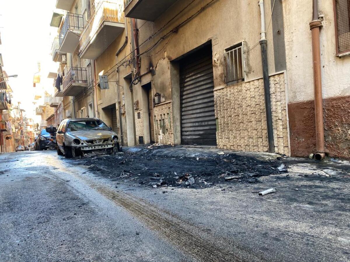 Gela, incendio doloso in via Amendola - 