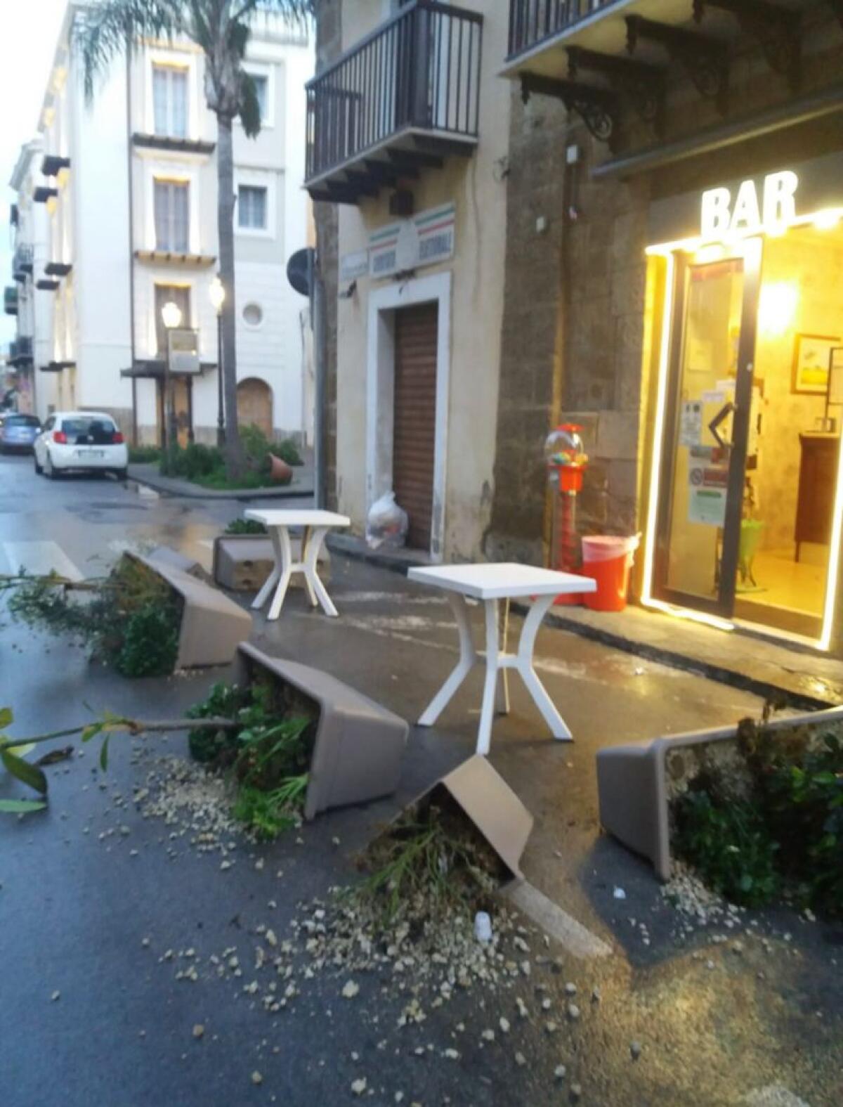 Centro storico devastato da vandali - 