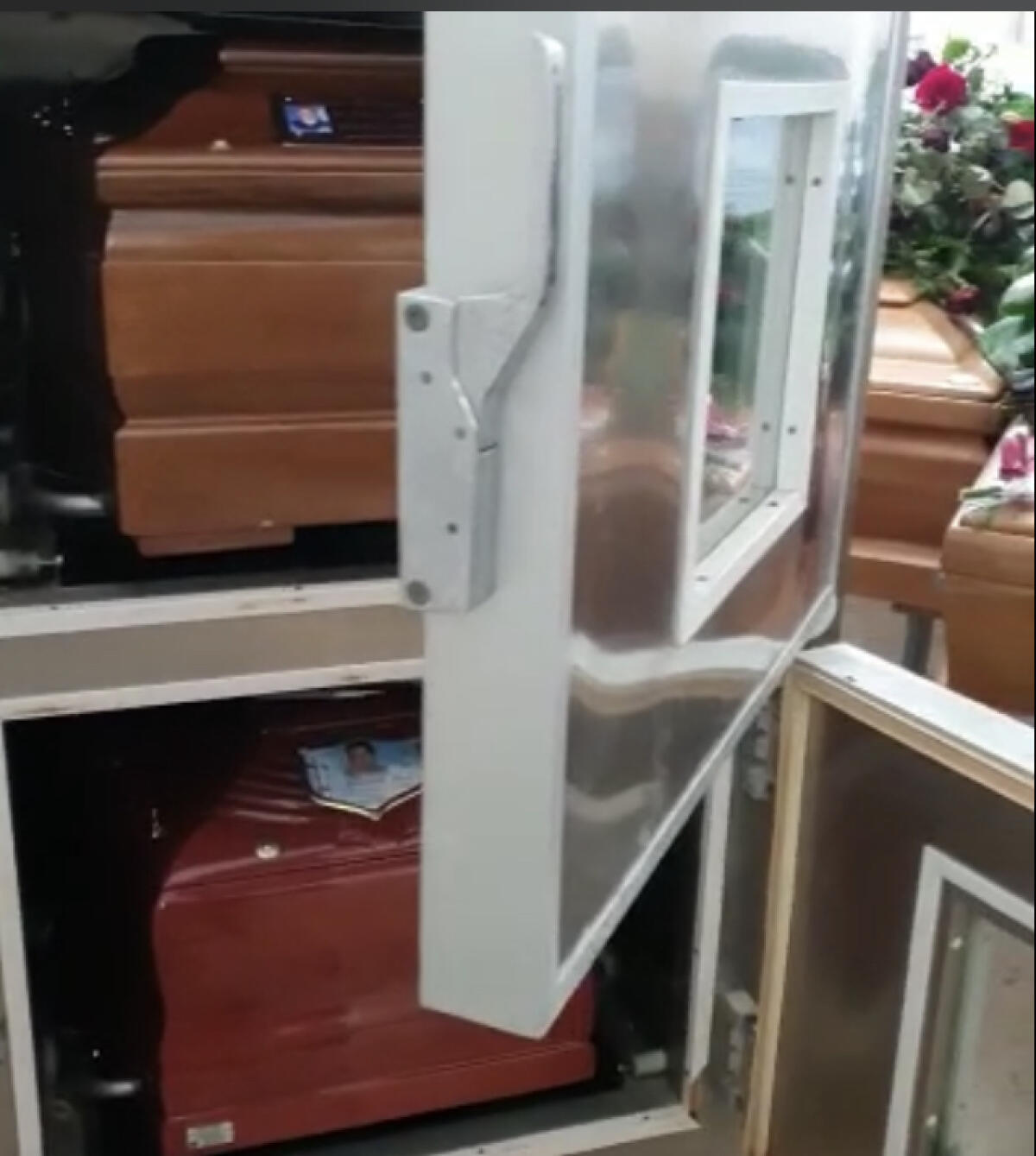 Escrementi umani e sessanta tombe in attesa di sepoltura a Farello - 