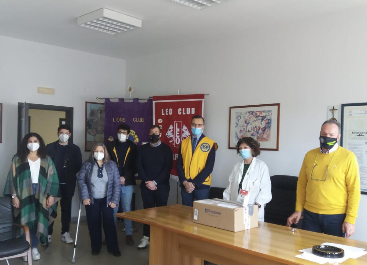 Solidarietà, Lions e Leo del golfo consegnano materiale ludico-didattico in pediatria - 