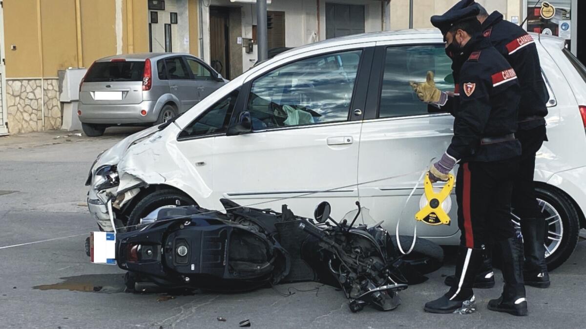 Gela, violento scontro in via Settefarine - 