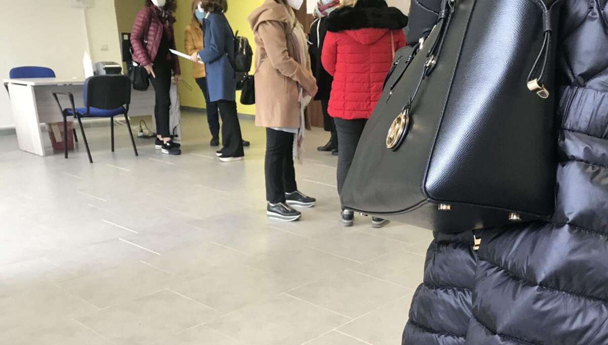 Cento vaccini al giorno in via Falcone, senza se e senza ma -