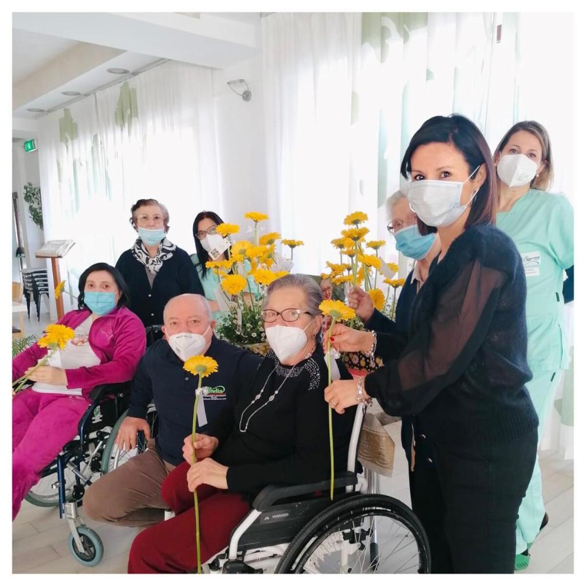 Il dono solare de La Camelia alle donne ricoverate presso due Rsa - 