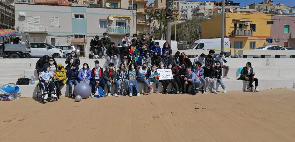 Anticipo di “Blue day”, il Liceo “Vittorini” lancia un laboratorio sensoriale di fronte al mare - 