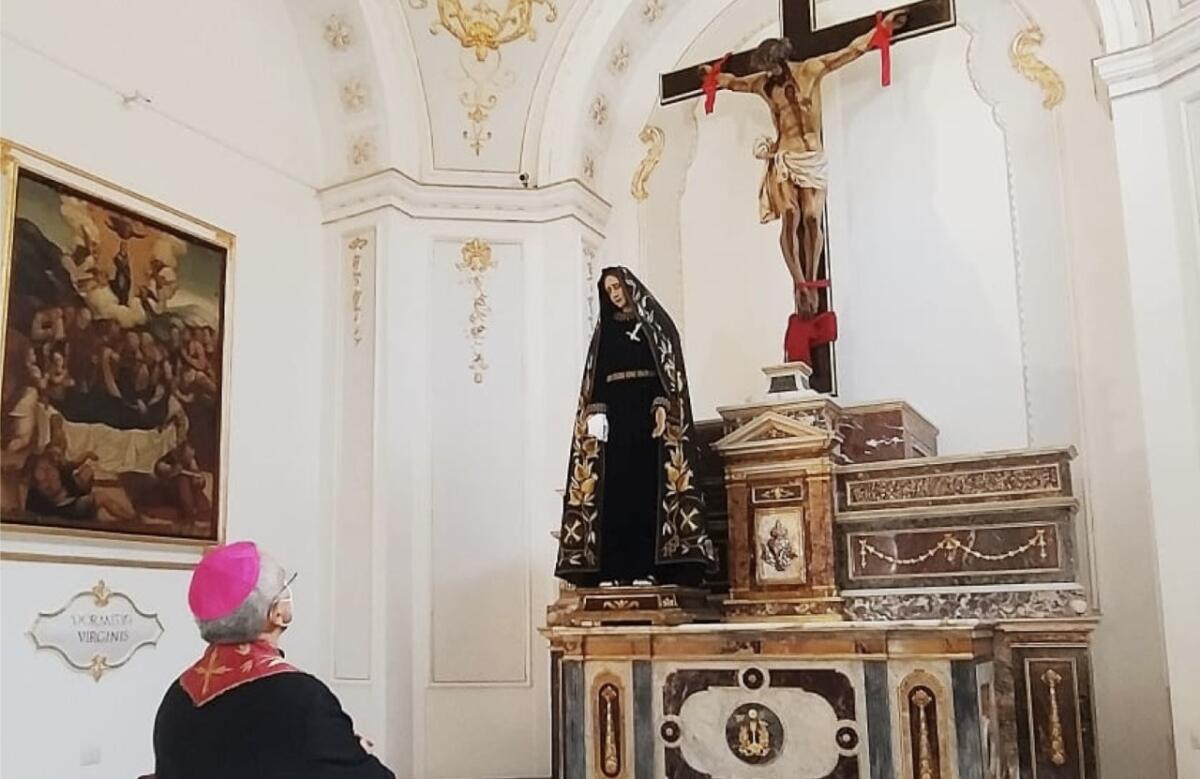 Venerdì santo, la preghiera del vescovo per la città -