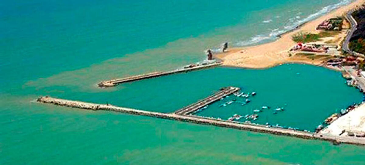 A grandi passi verso la darsena del porto - 