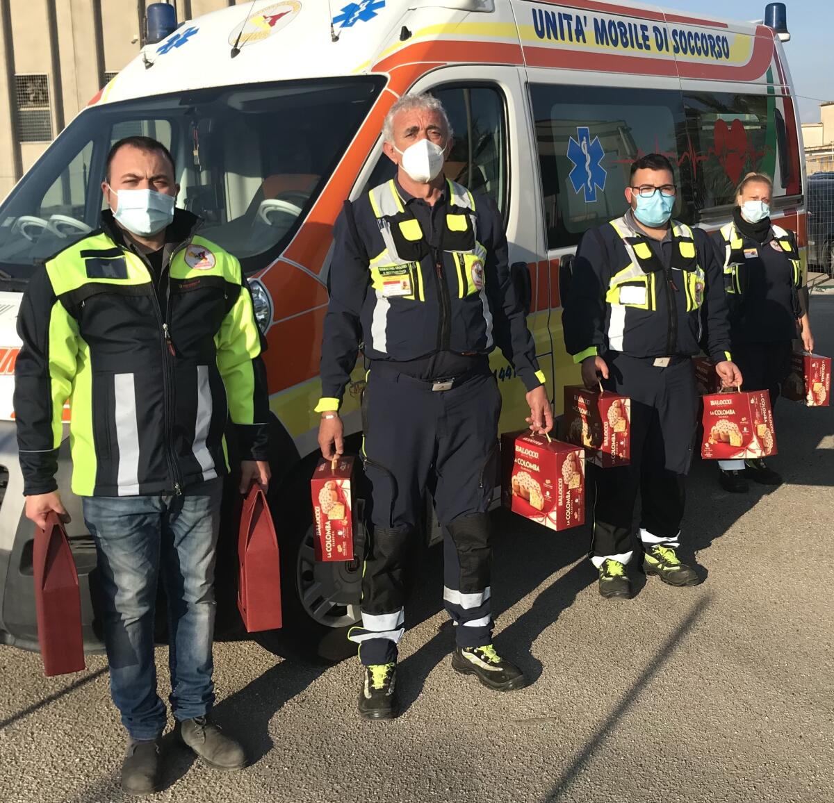 I sindacati di Polizia donano 20 colombe di Pasqua e 30 bottiglie di vino ai volontari della Trinacria Emergency -