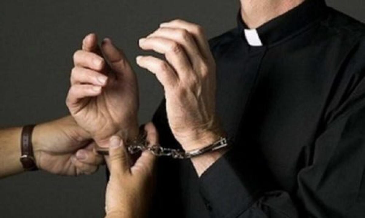Violenza su minore: arrestato sacerdote - 