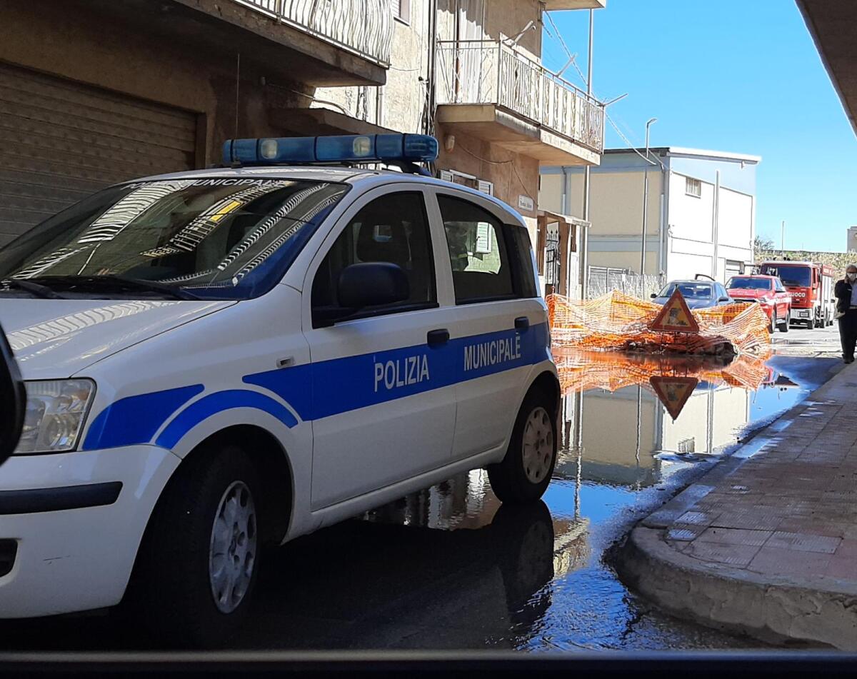 Un fiume d'acqua in via Urbino - 