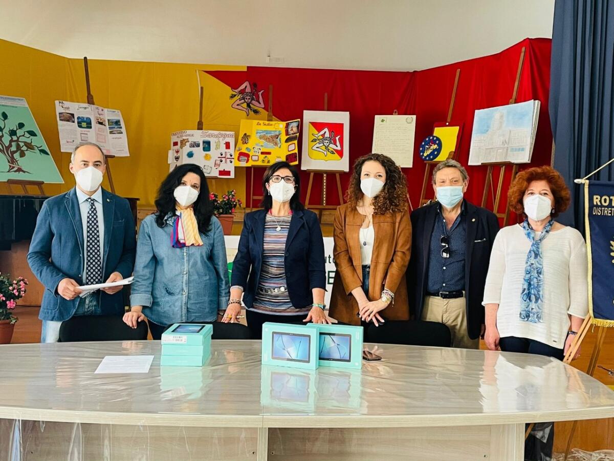 Solidarietà e scuola, il Rotary dona tablet all’istituto “Romagnoli” - 