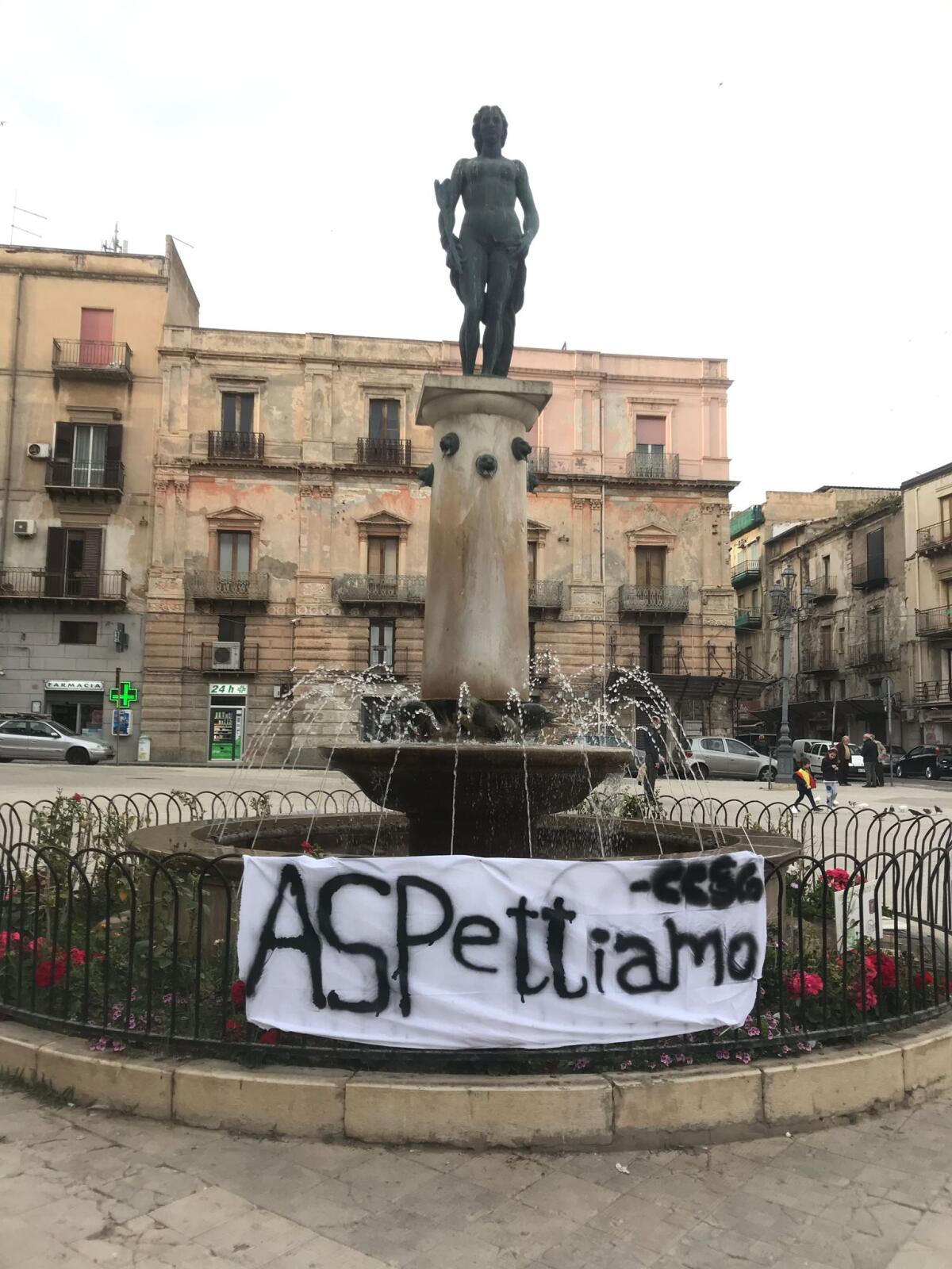 Dad, prosegue la protesta degli studenti con lo striscione in piazza Umberto I -
