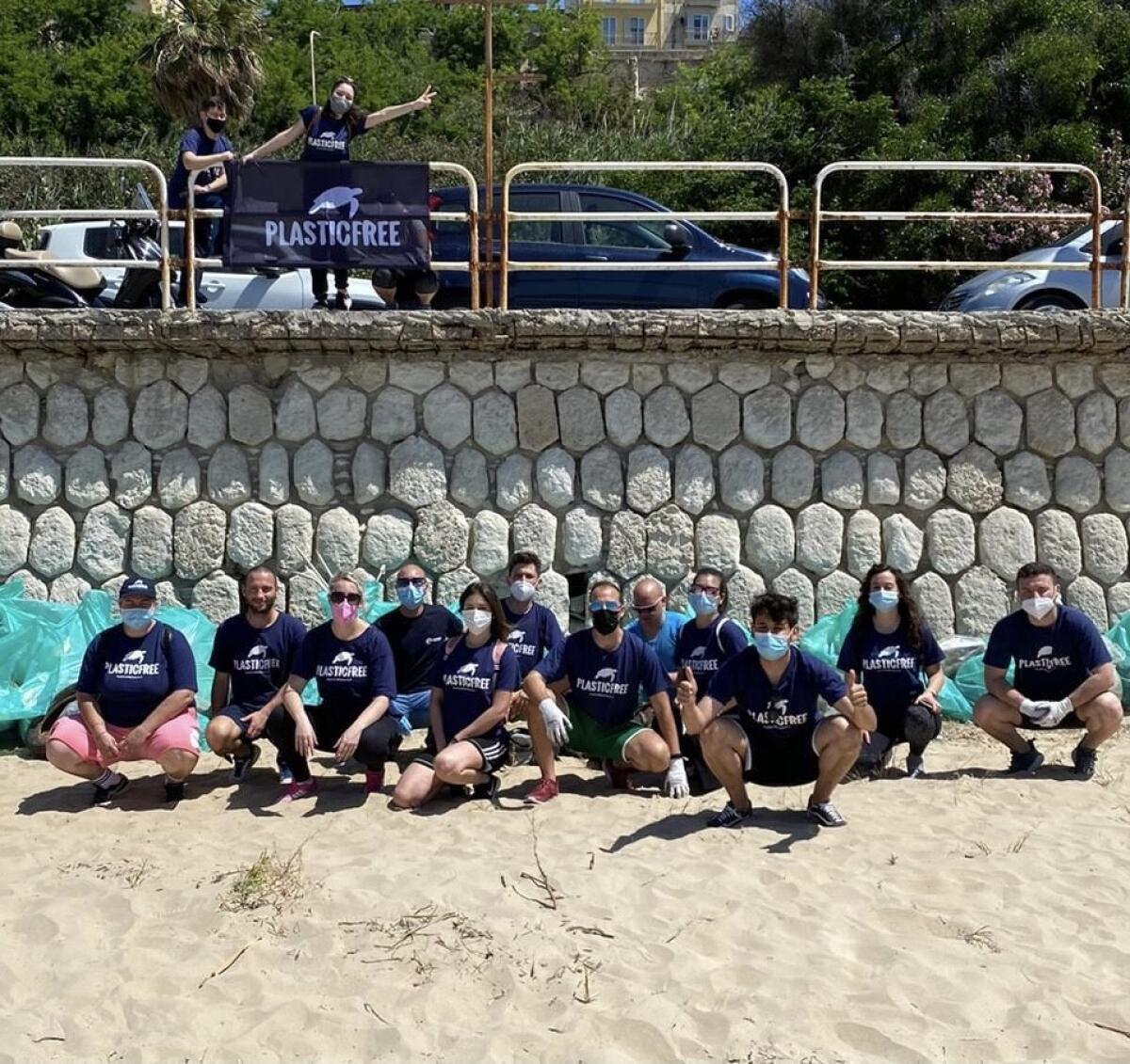 Pulizia della spiaggia, i giovani di PlasticFree ancora in azione - 