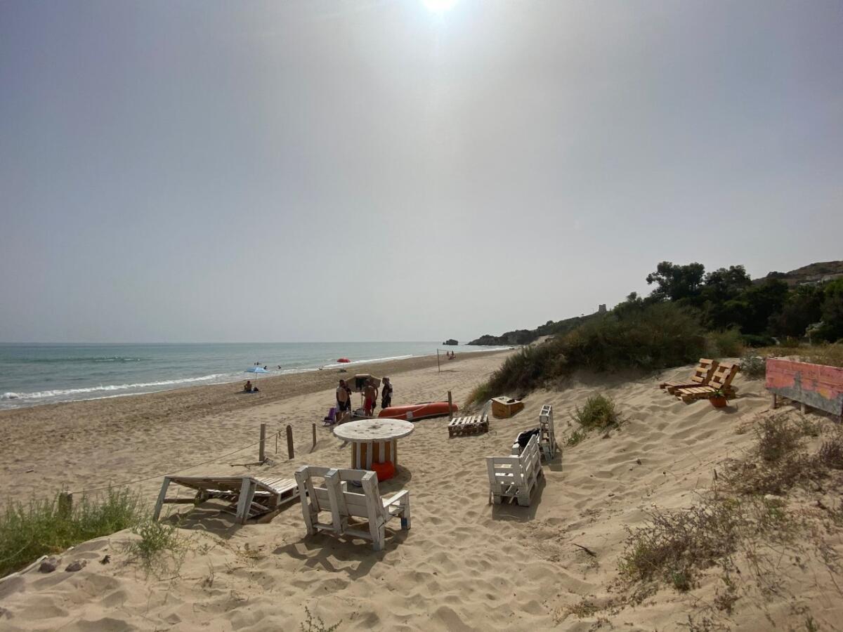 Chi distrugge e chi risana. Vandalizzato “l’angolo tramonto” di Manfria, via alla mobilitazione per risanarlo - 