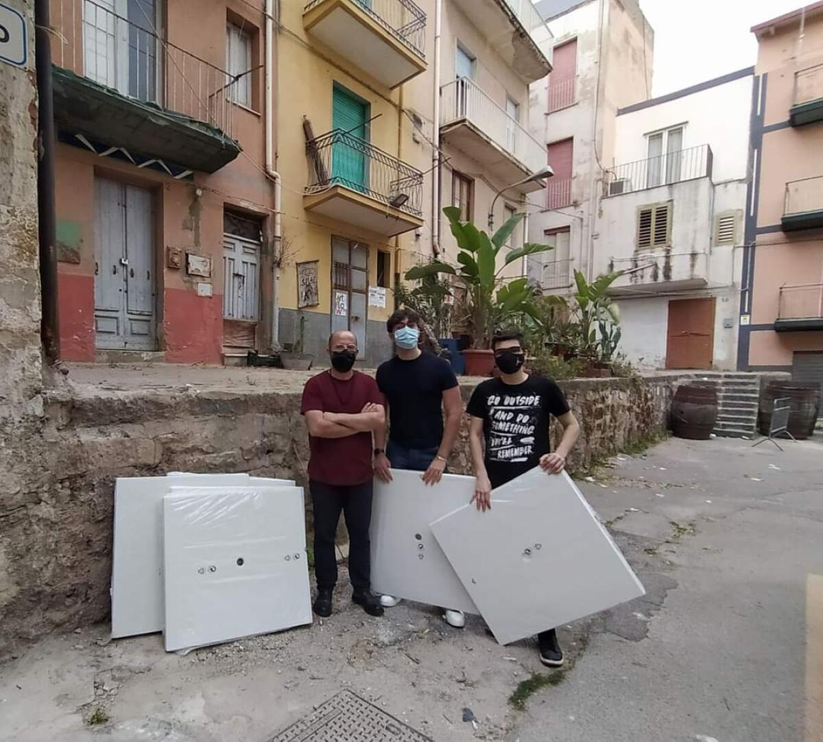 Donati a Smaf i tavoli incendiati - 