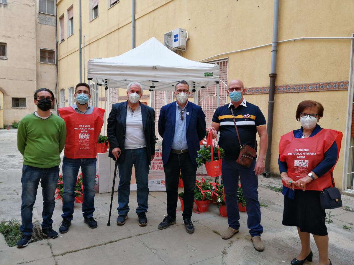 Un centinaio di gardenie acquistate in favore della ricerca - 