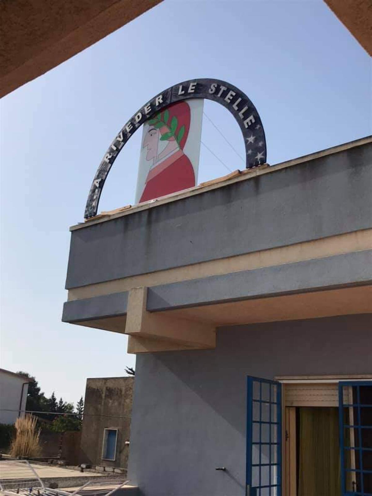 Installazione artistica  2021 della famiglia Scicolone a Manfria  dedicata a Dante - 