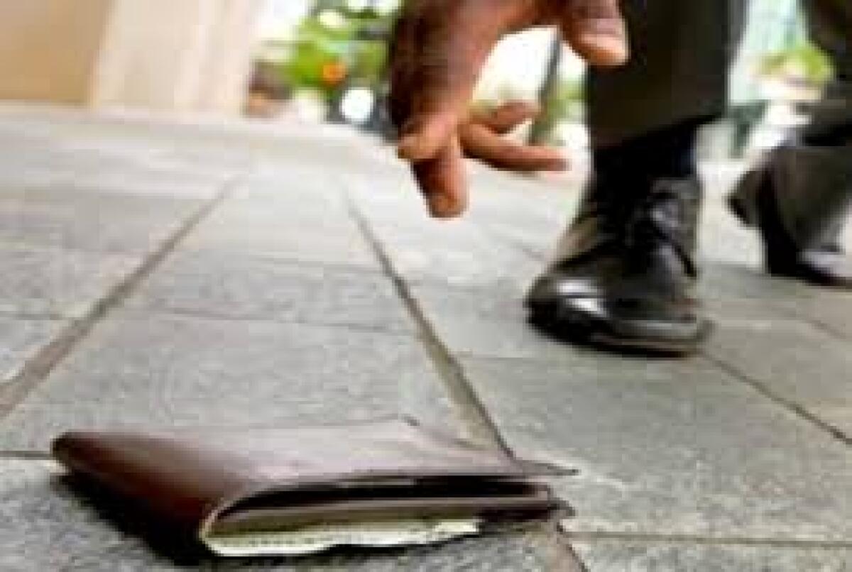 Carabiniere in vacanza trova portafogli e lo consegna in caserma - 