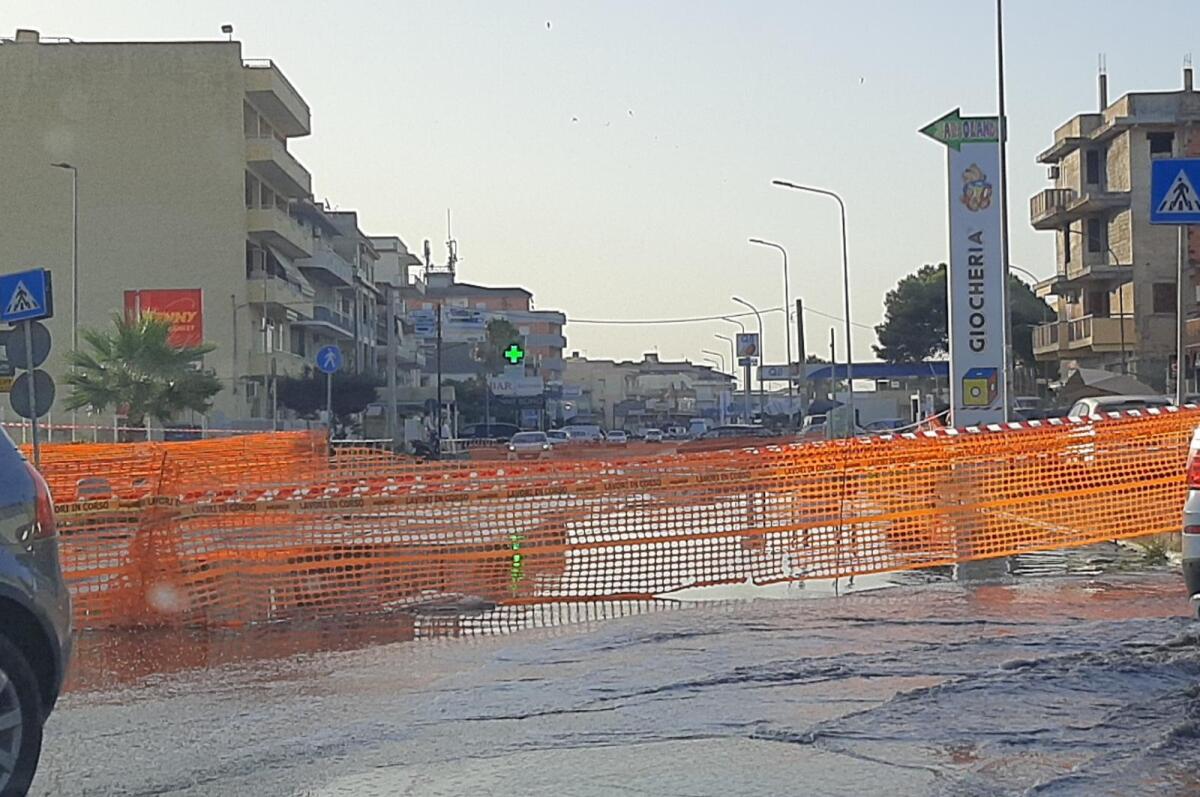 Via Venezia allagata per un guasto indotto - 
