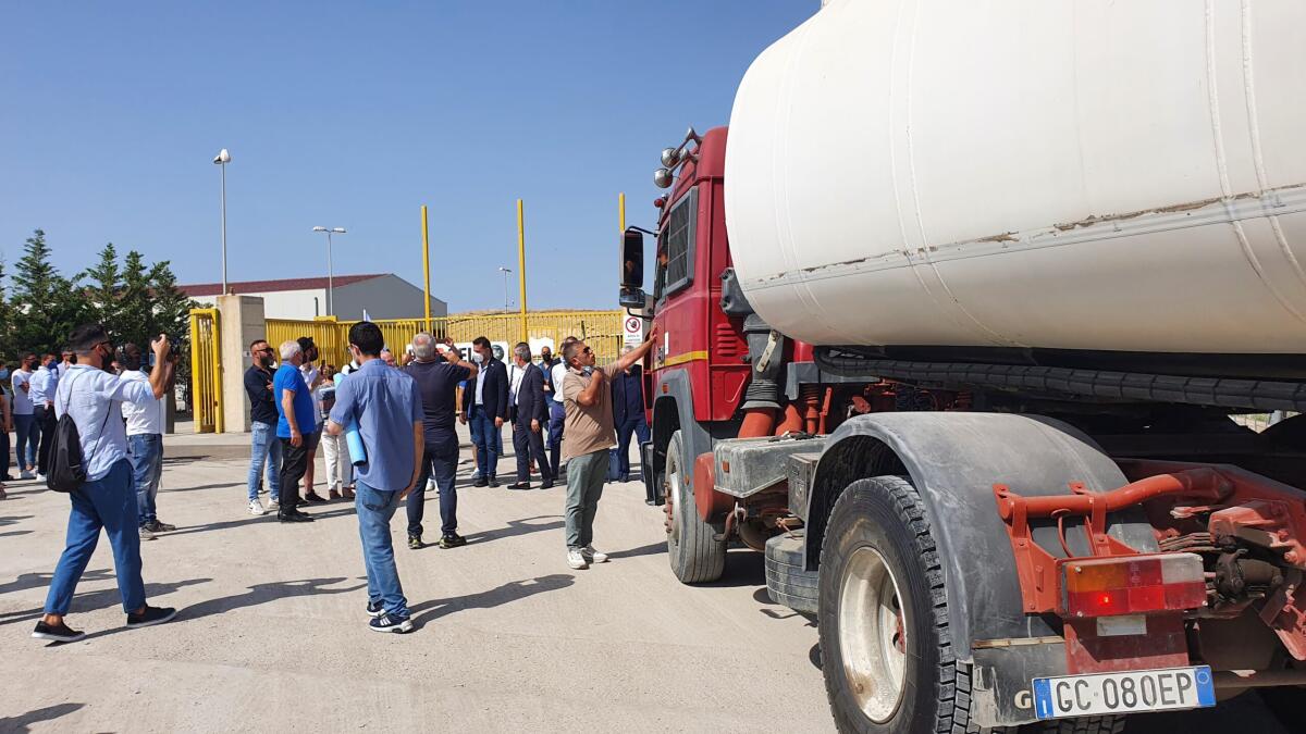 Al mattino il sindaco capeggia la protesta, la sera accetta il contratto sulle 200 tonnellate di rifiuti a Timpazzo -