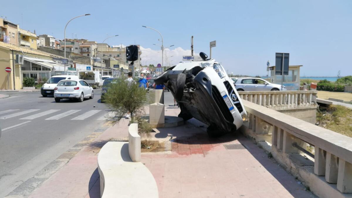 Rocambolesco incidente di fronte la Conchiglia - 