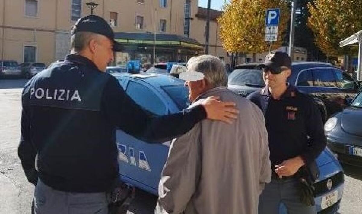 La polizia salva un anziano dalle fiamme - 