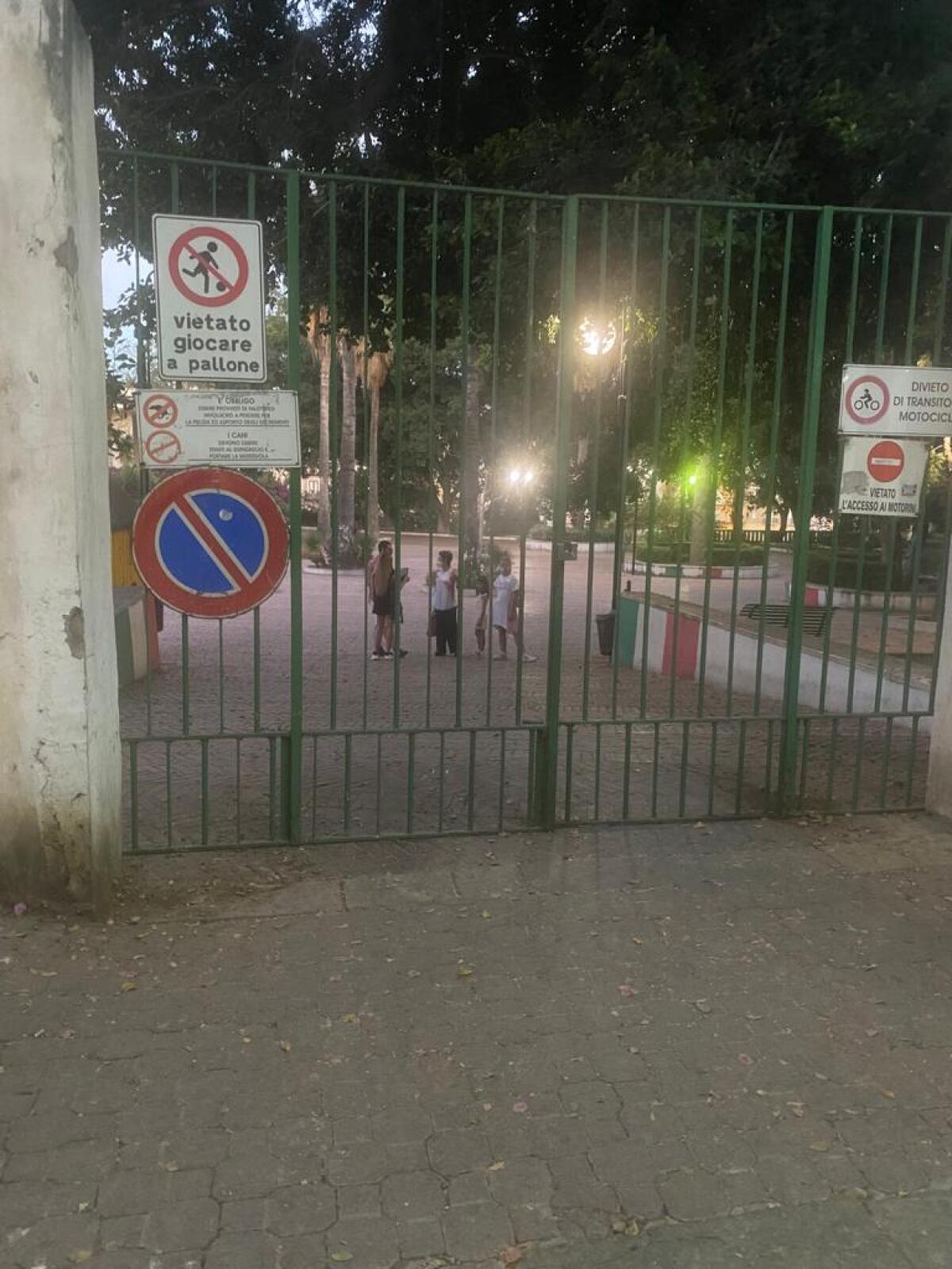 Cittadini imprigionati dentro la villa comunale - 