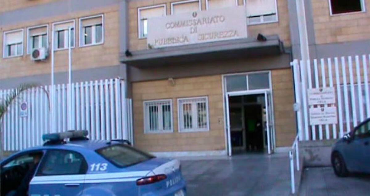 "Negli uffici del commissariato si va in abbigliamento consono al buoncostume" -