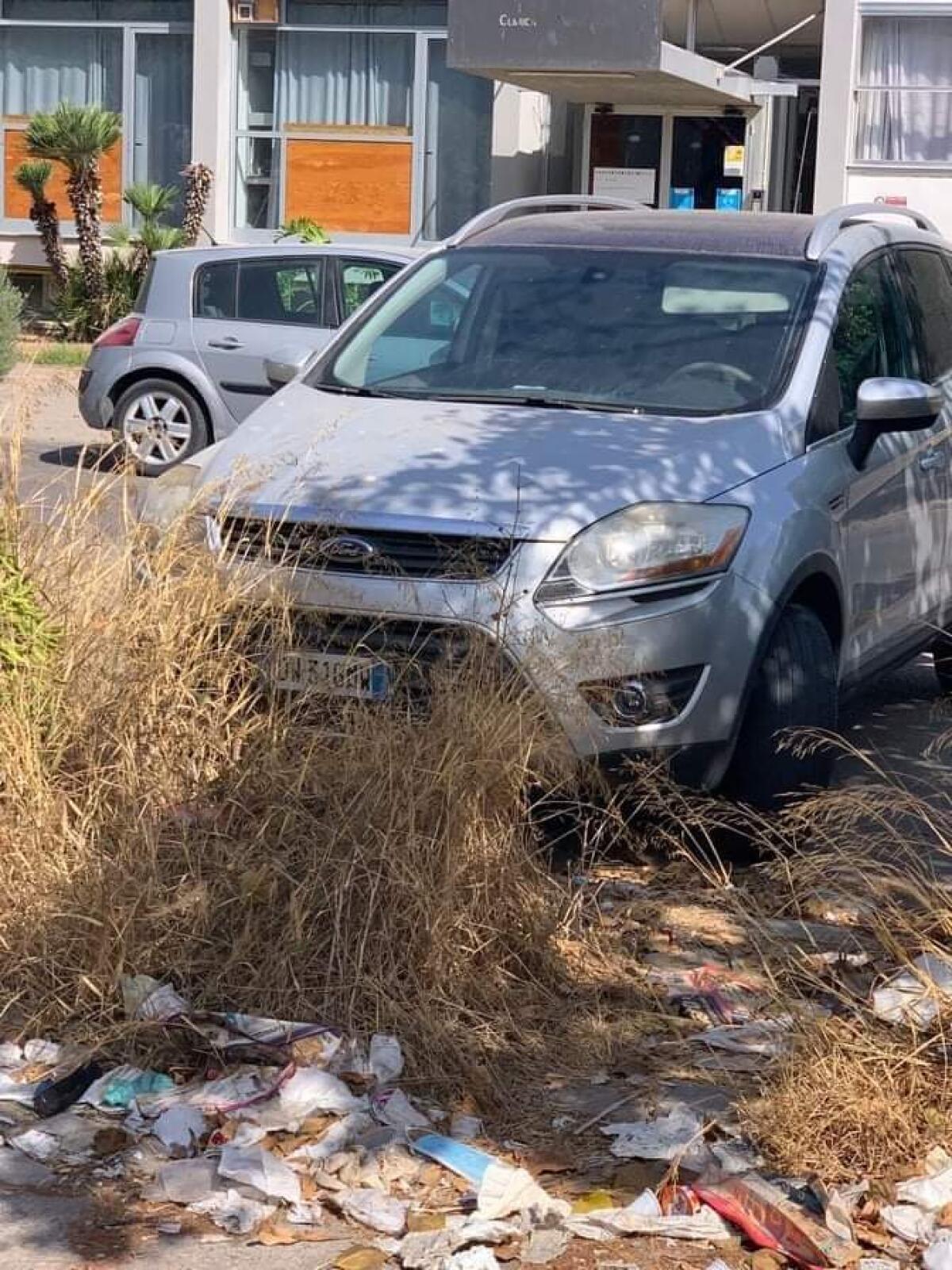 Piazzale clinica Santa Barbara: si va verso la pulizia " fai da te" - 