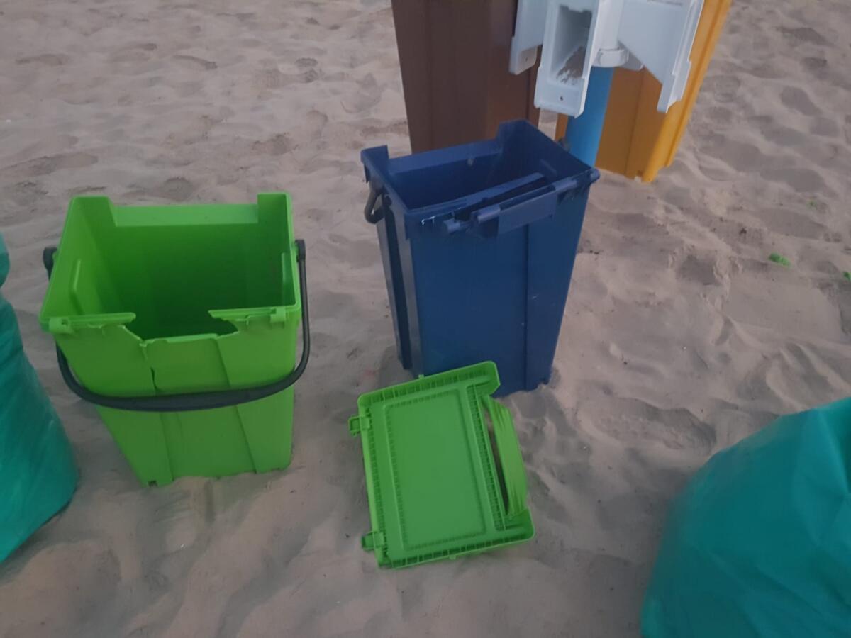 Cestini sulla spiaggia e cestini per le deiezioni canine -