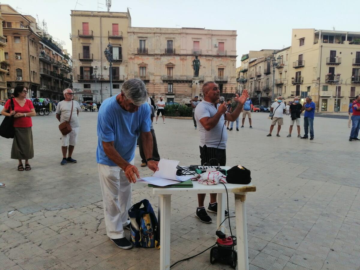 Manifestazione 'No green pass' in piazza Umberto I -