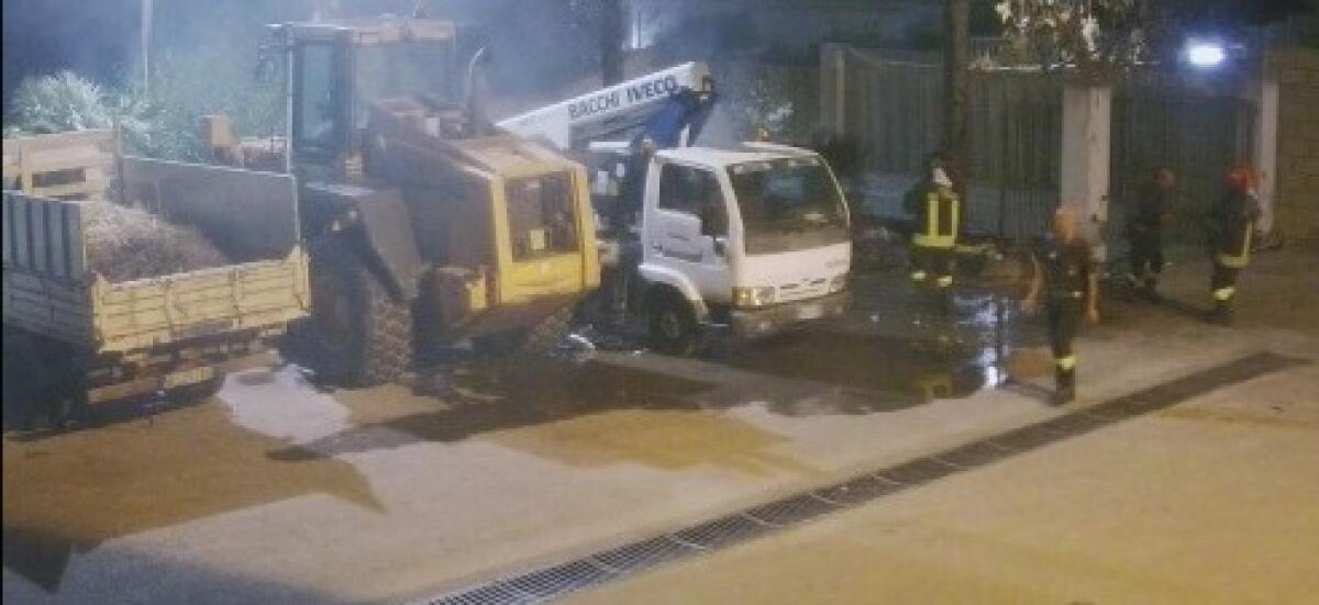 La Ghelas nel mirino: fuoco ai rifiuti, danneggiato un mezzo meccanico - 