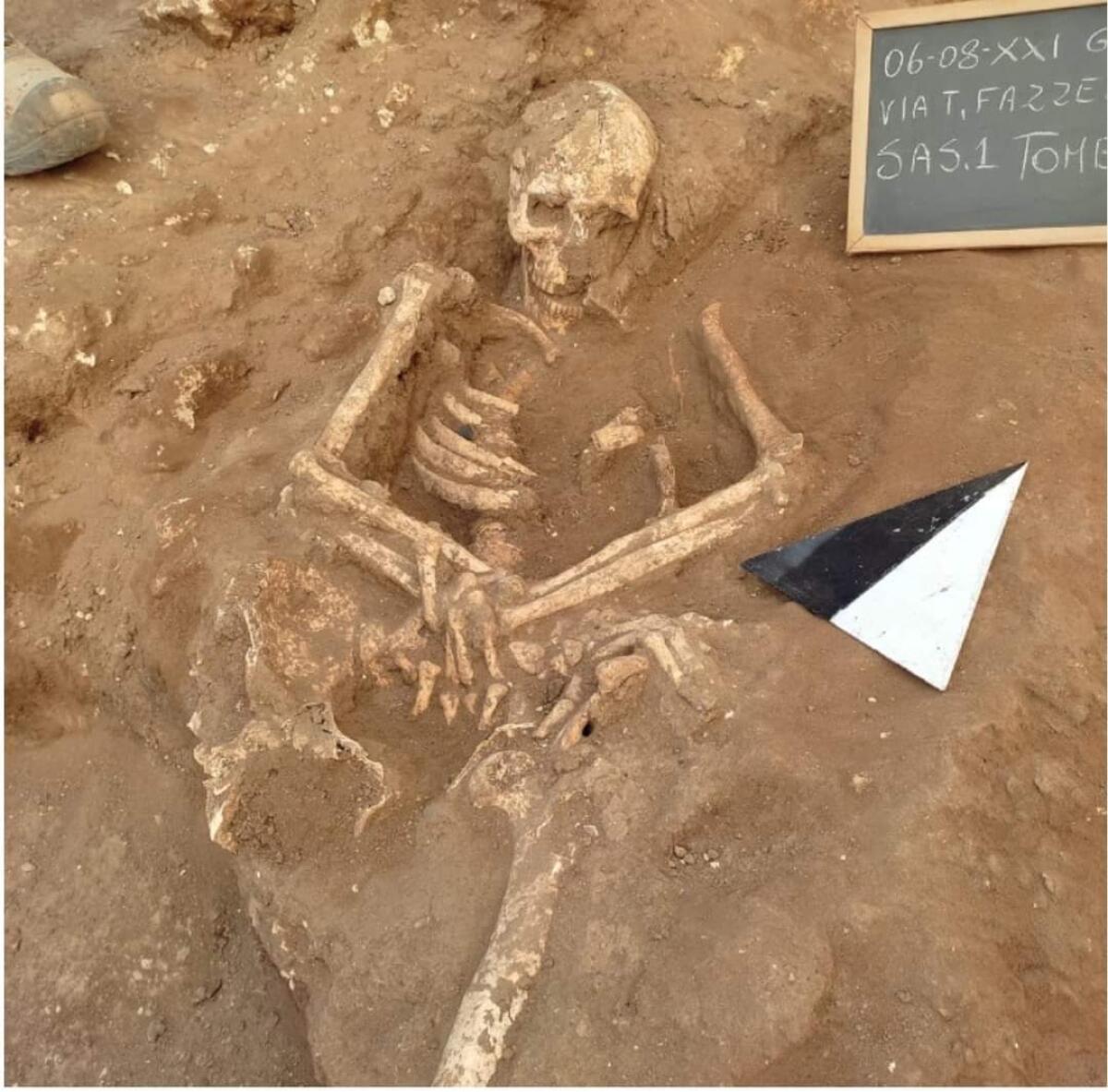 Trovato in via Fazzello uno scheletro del VI secolo a.c. - 
