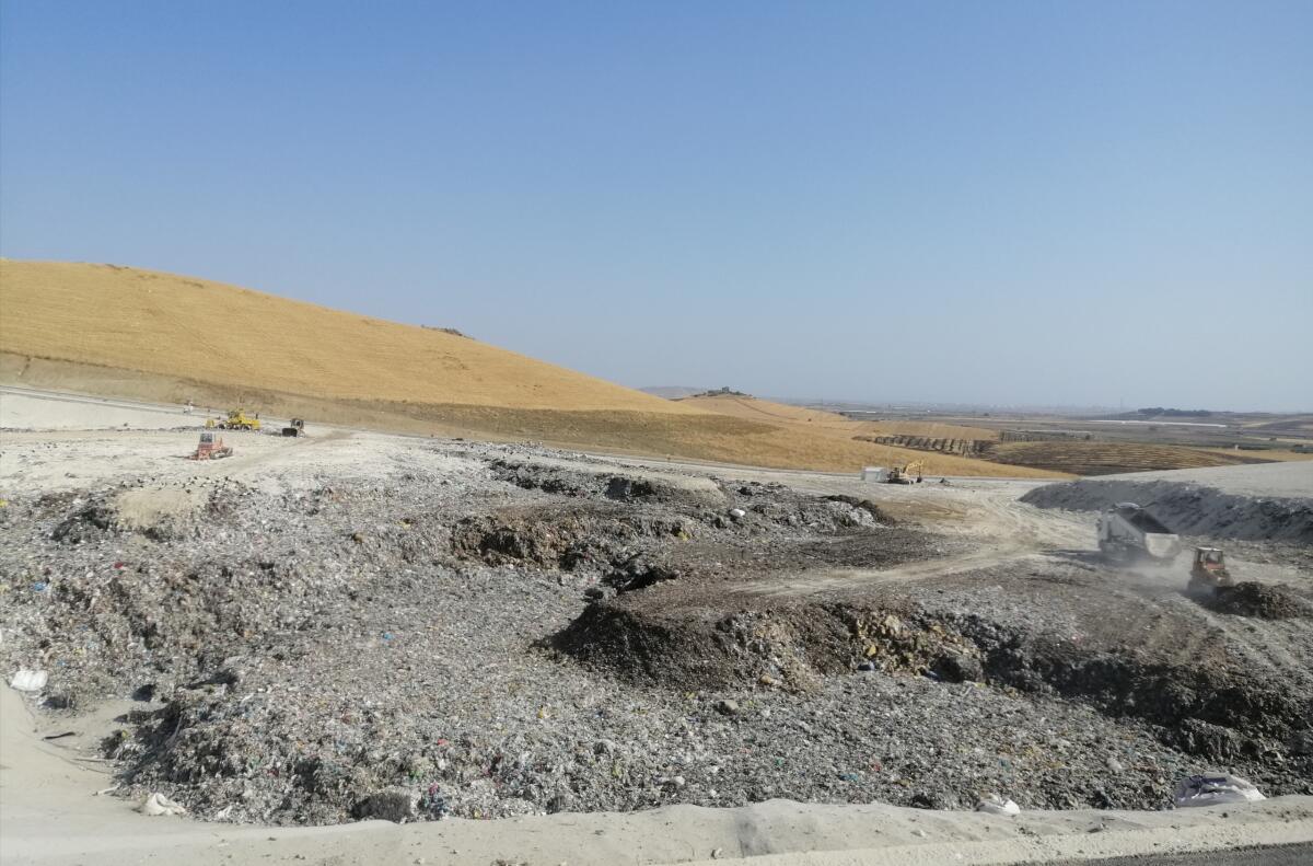 Corrao: "l'ampliamento della discarica non rispetta le norme UE" - dav