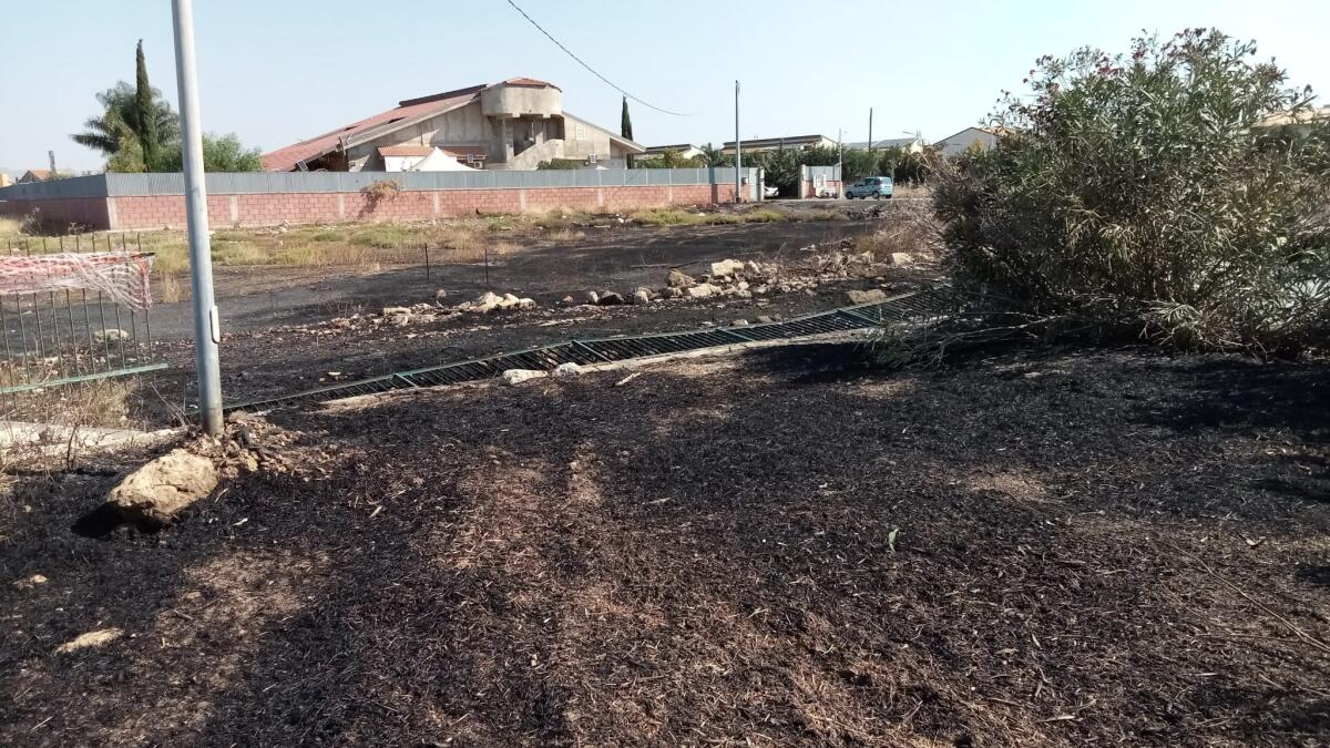 Si alzano le fiamme vicino alla Polizia municipale: vigili intossicati -
