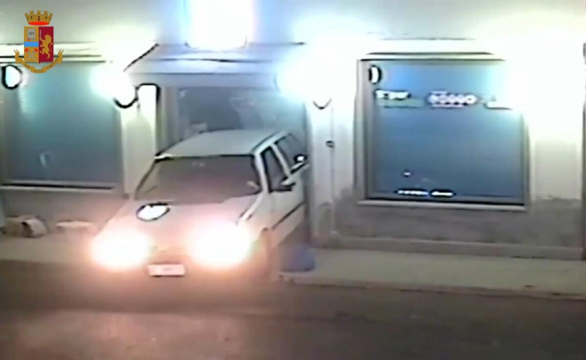 Furto con spaccata in un bar: arrestati due giovani - video - 