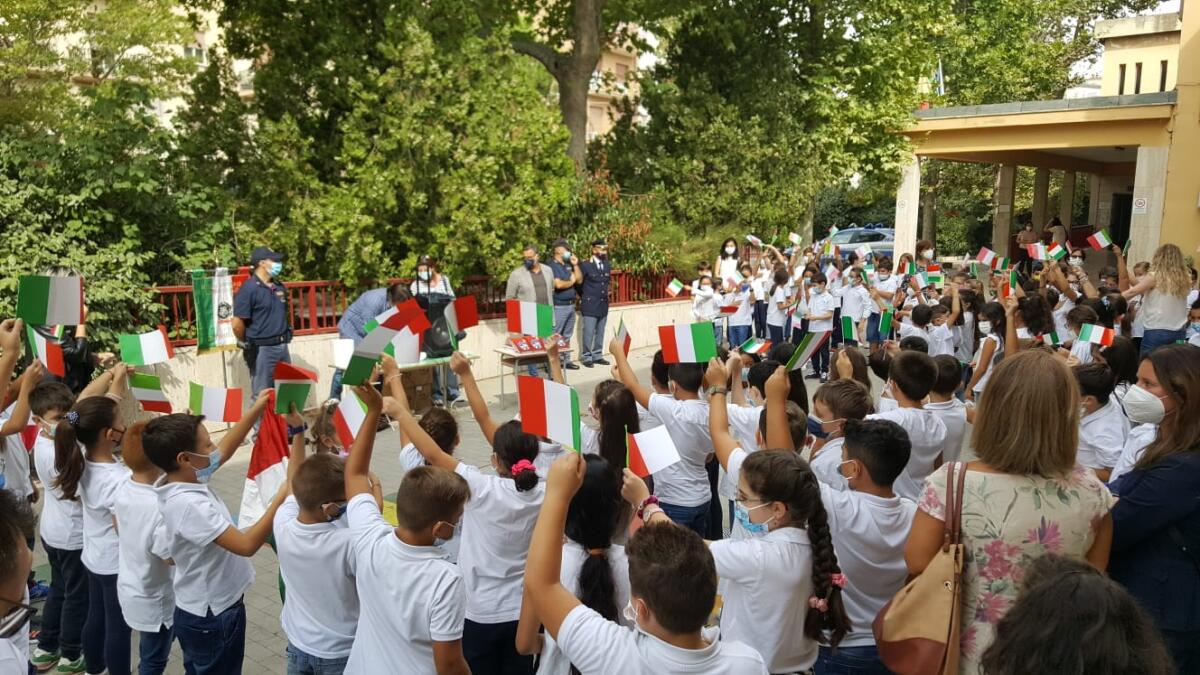 Il Questore Emanuele Ricifari  consegna 200 agende “Il mio diario” agli alunni di due scuole - 