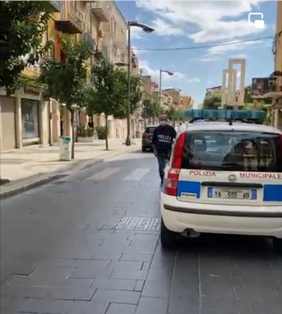 Il blitz per gli abusivi, la passerella per i governanti -