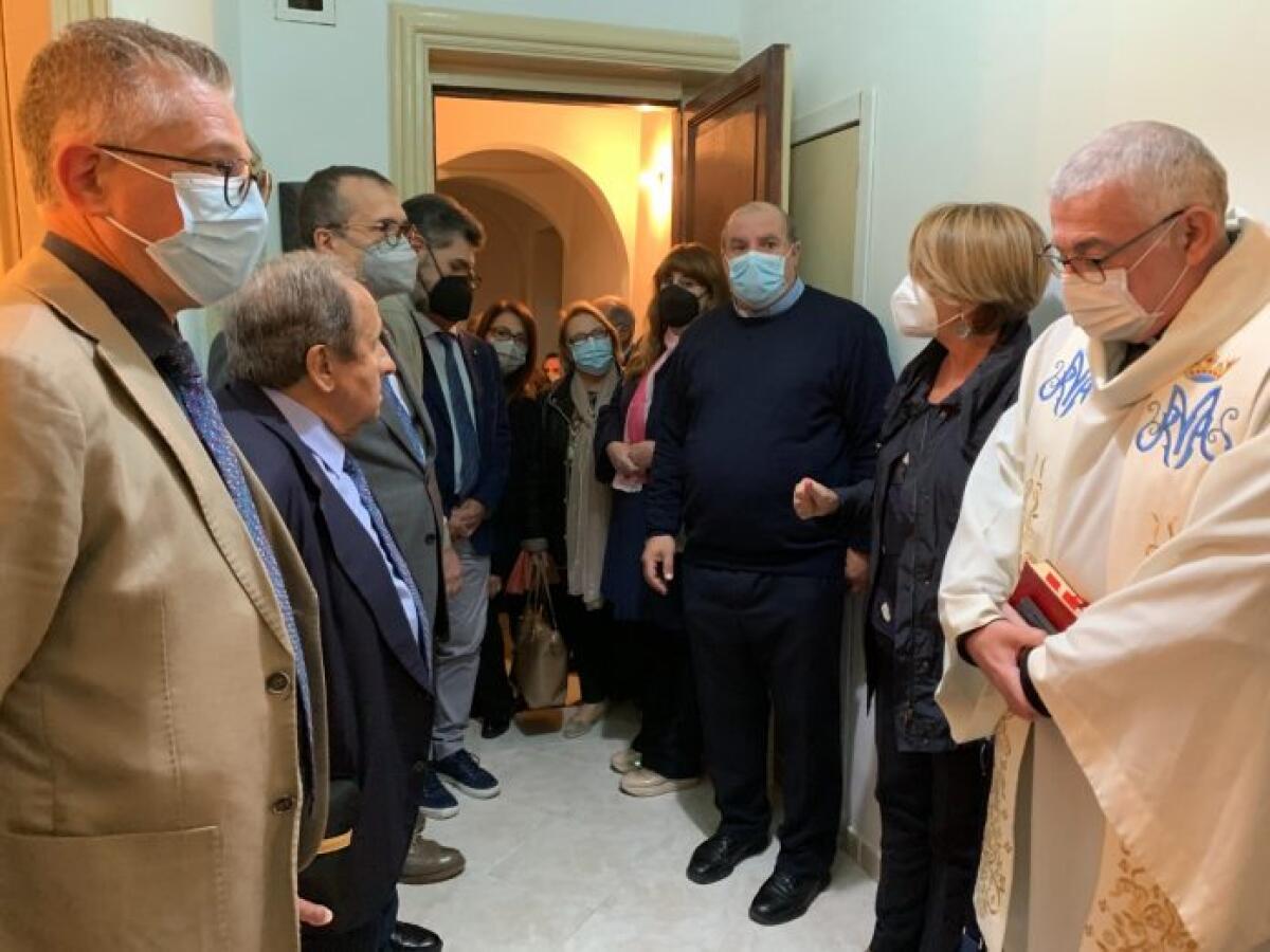 Mobili e biancheria per le donne senza tetto dal Rotary -