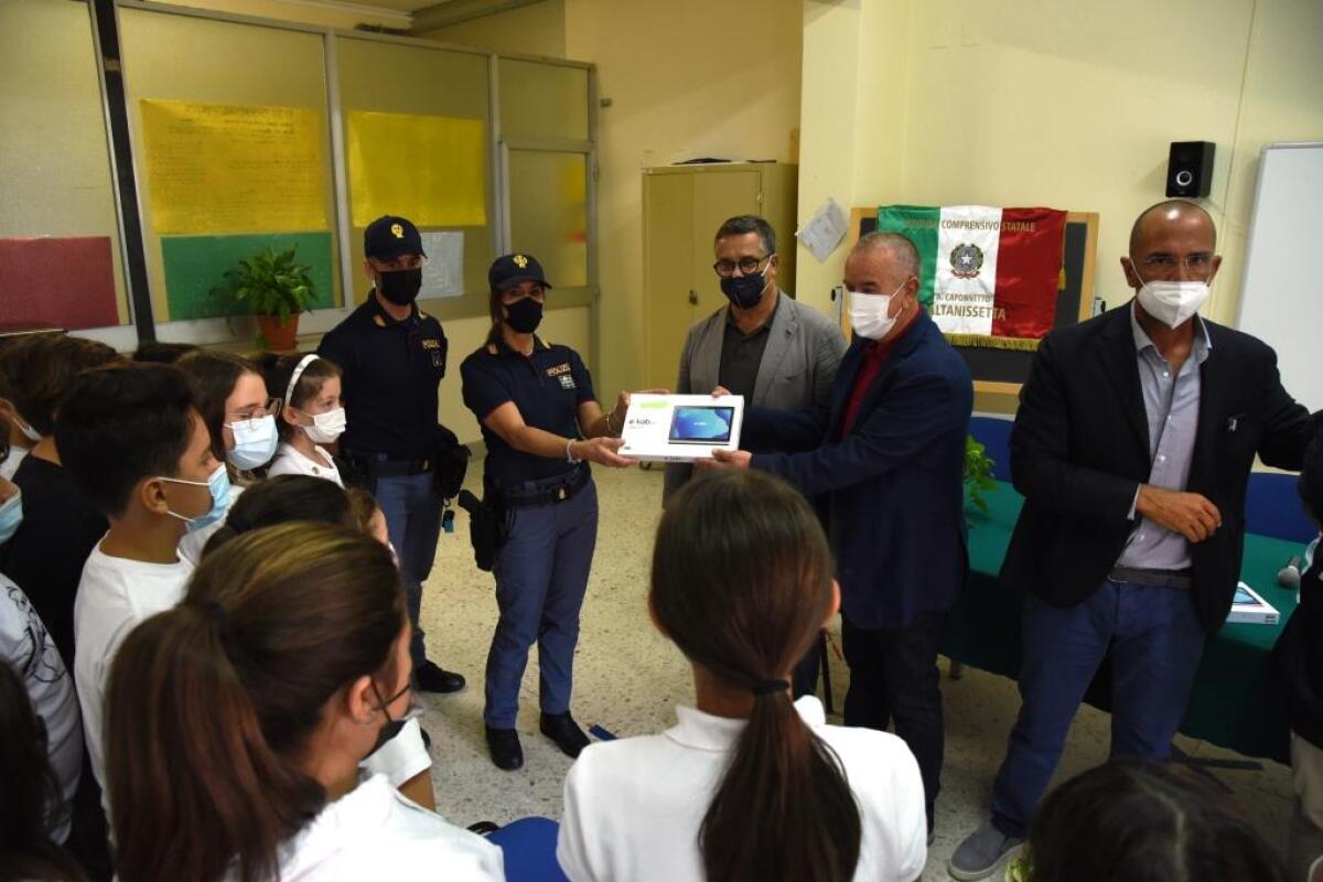 Furto di tablet e computer all’istituto Caponnetto, il Questore  riconsegna i dispositivi al dirigente scolastico - ????????????????????????????????????