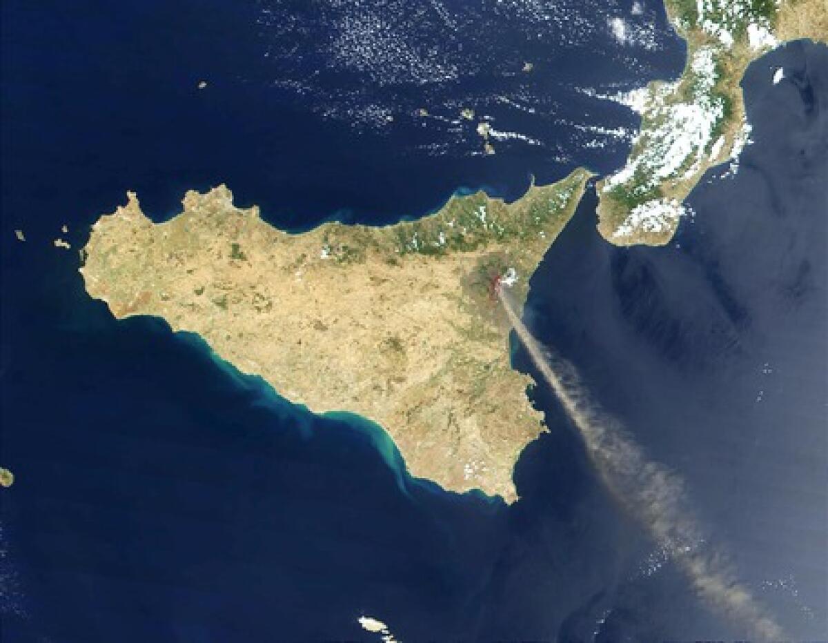Approvato il Ddl insularita' - DCA02 - 20010724 - WASHINGTON, DC, UNITED STATES : This image released by NASA Tuesday 24 July, 2001 shows Mt. Etna, in northeastern Sicily, continuing to erupt. NASA's Moderate-resolution Imaging Spectroradiometer (MODIS) on the Terra satellite capt