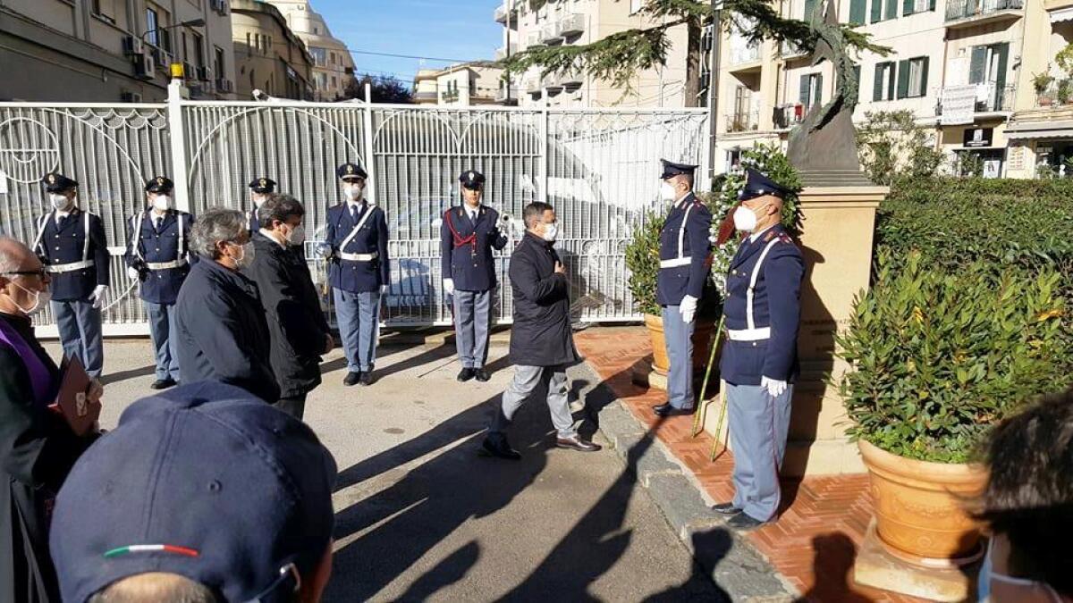 Il questore Ricifari depone una corona nel monumento ai caduti della Polizia - 