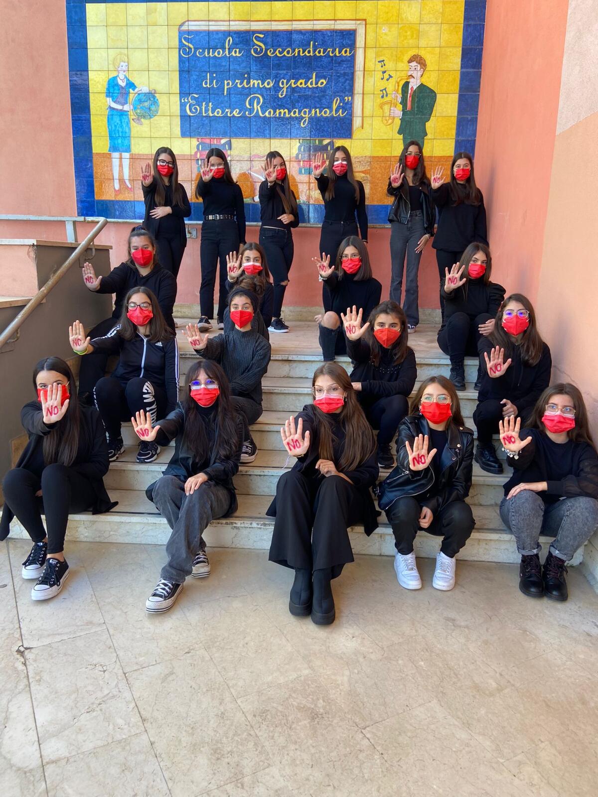 L'istituto Romagnoli si tinge di rosso nella Giornata contro la violenza sulle donne - 