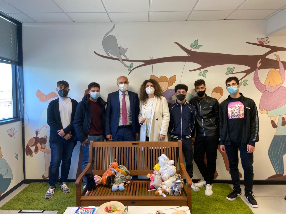 Cinque studenti intervistano il presidente del Tribunale sull'aula di ascolto per i minori - 